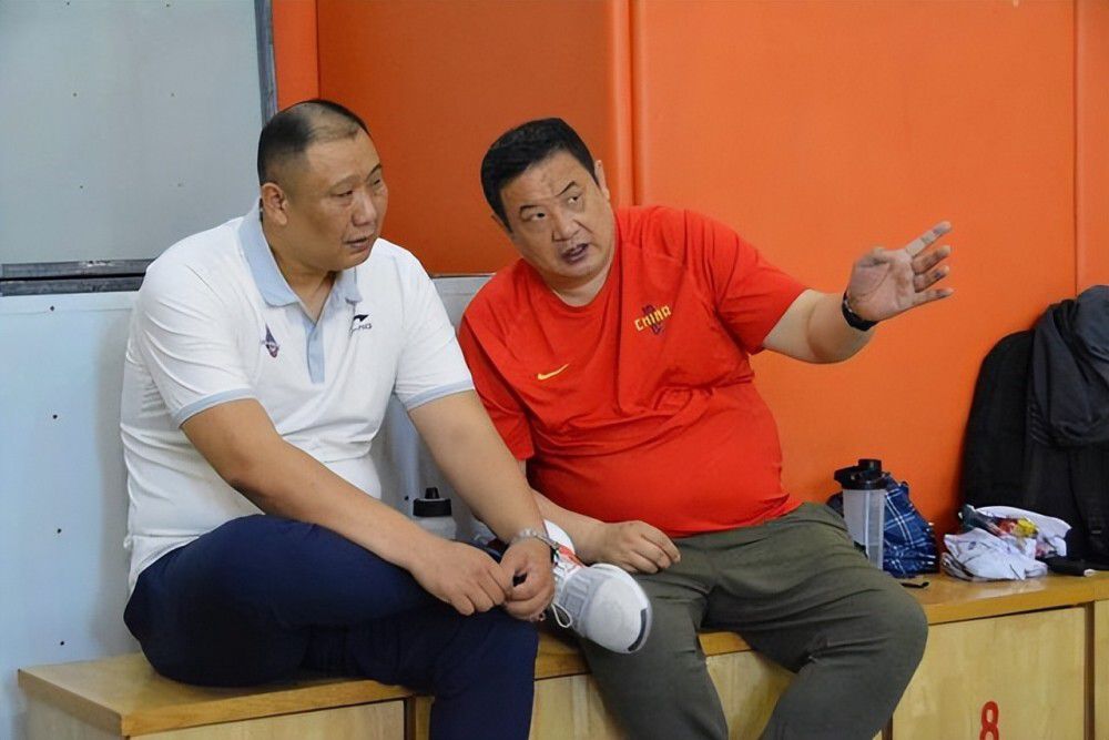 无奈之下，萧家人只能与她们三个划清界限，张桂芬她们三个住在三楼，萧常乾、萧海龙住在二楼主卧，萧薇薇和钱红艳住在二楼的其中一个次卧，而另一个次卧，则给了萧老太太。